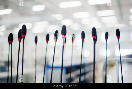 Hanovre, Allemagne. Le 06 juillet, 2015. Des microphones Sennheiser un système de conférence dans l'usine de la Sennheiser electronic GmbH & Co. KG dans Wedemark-Wennebostel, près de Hanovre, Allemagne, 06 juillet 2015. Sennheiser présentera les ventes annuelles à la conférence de presse le 08 juillet 2015. Photo : JULIAN STRATENSCHULTE/dpa/Alamy Live News Banque D'Images