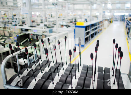 Hanovre, Allemagne. Le 06 juillet, 2015. Des microphones Sennheiser un stand système de conférence dans l'usine de la Sennheiser electronic GmbH & Co. KG dans Wedemark-Wennebostel, près de Hanovre, Allemagne, 06 juillet 2015. Sennheiser présentera les ventes annuelles à la conférence de presse le 08 juillet 2015. Photo : JULIAN STRATENSCHULTE/dpa/Alamy Live News Banque D'Images