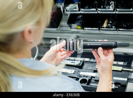 Hanovre, Allemagne. Le 06 juillet, 2015. Un employé se compose d'un système de microphone Sennheiser Digital 9000 dans l'usine de la Sennheiser electronic GmbH & Co. KG dans Wedemark-Wennebostel, près de Hanovre, Allemagne, 06 juillet 2015. Sennheiser présentera les ventes annuelles à la conférence de presse le 08 juillet 2015. Photo : JULIAN STRATENSCHULTE/dpa/Alamy Live News Banque D'Images