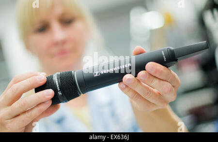 Hanovre, Allemagne. Le 06 juillet, 2015. Un employé se compose d'un système de microphone Sennheiser Digital 9000 dans l'usine de la Sennheiser electronic GmbH & Co. KG dans Wedemark-Wennebostel, près de Hanovre, Allemagne, 06 juillet 2015. Sennheiser présentera les ventes annuelles à la conférence de presse le 08 juillet 2015. Photo : JULIAN STRATENSCHULTE/dpa/Alamy Live News Banque D'Images