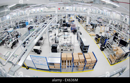 Hanovre, Allemagne. Le 06 juillet, 2015. L'usine de la Sennheiser electronic GmbH & Co. KG dans Wedemark-Wennebostel, près de Hanovre, Allemagne, 06 juillet 2015. Sennheiser présentera les ventes annuelles à la conférence de presse le 08 juillet 2015. Photo : JULIAN STRATENSCHULTE/dpa/Alamy Live News Banque D'Images