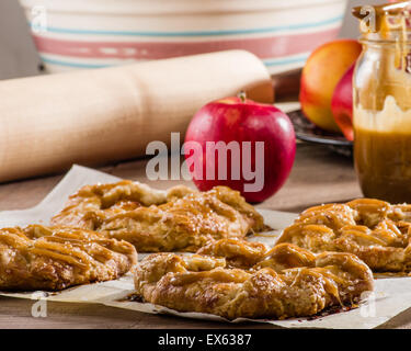 Tarte rustique frais avec bol et pommes Banque D'Images