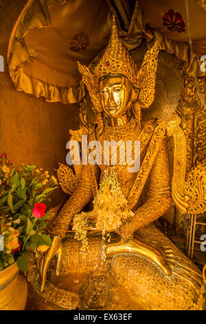 Bouddha d'or de la pagode Shwedagon à Yangon, Myanmar, Banque D'Images