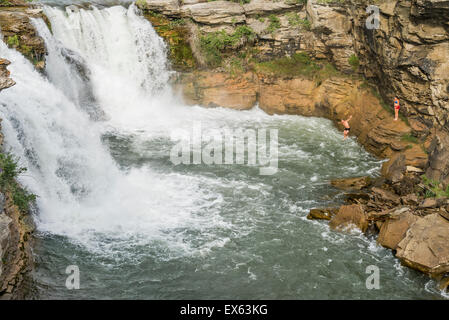 Falaise des Cavaliers à Lundbreck Falls sur la rivière Crowsnest, , Alberta Provincial Recreation Area, Crowsnest Pass Region, Alberta, C Banque D'Images