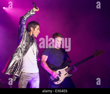 Milwaukee, Wisconsin, États-Unis. 4 juillet, 2015. PERRY FARRELL (L) et CHRIS CHANEY de Jane's Addiction en concert sur la scène du Festival de musique Summerfest à Milwaukee, Wisconsin © Daniel DeSlover/ZUMA/Alamy Fil Live News Banque D'Images