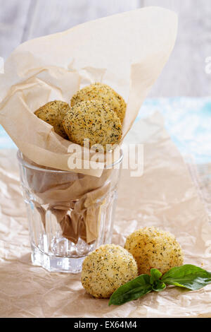 Boules de riz frit Arancini avec des herbes dans du papier Banque D'Images