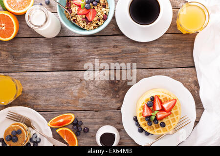 Petit-déjeuner gaufres avec les baies fraîches empilés sur une assiette Banque D'Images