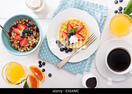 Petit-déjeuner gaufres avec les baies fraîches empilés sur une assiette Banque D'Images