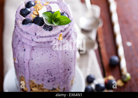 Frappé aux bleuets avec fruits et granola in jar Banque D'Images