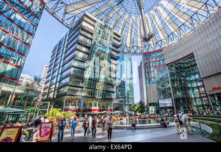 Allemagne, Berlin, Potsdamer Platz, vue de l'instance centrale du Sony Center avec son plafond de verre Banque D'Images