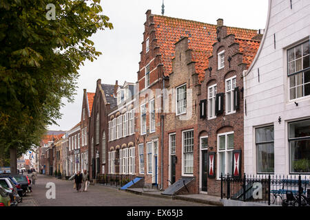 L'Europe, Pays-Bas, Zeeland, le village Veere sur la presqu'île de Walcheren, maisons du port. Banque D'Images