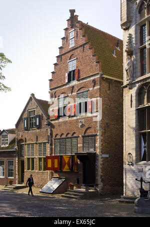 L'Europe, Pays-Bas, Zeeland, le village Veere sur la presqu'île de Walcheren, maisons d'un pignon sur la place du marché. Banque D'Images