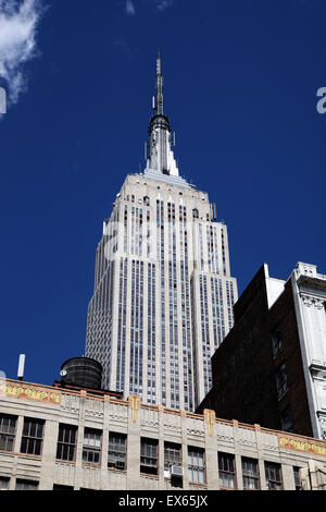 C'est une photo de l'Empire State Building avec un angle dynamique. C'est un symbole de New- York. C'est sur un ciel bleu Banque D'Images