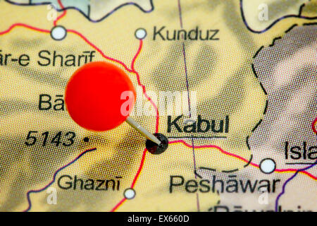 Close-up d'une punaise rouge sur une carte de Kaboul, Afghanistan Banque D'Images