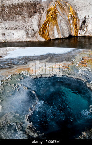 Chinaman est à côté de la rivière Firehole printemps dans le Parc National de Yellowstone dans toute la rivière Firehole de Cascade sortie Geyser Banque D'Images