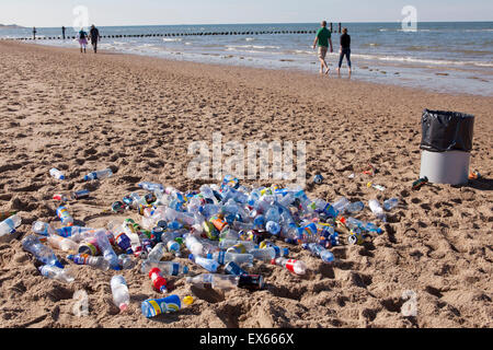 L'Europe, Pays-Bas, Zeeland, bouteilles vides en plastique à la plage entre Oostkapelle Vrouwenpolder et sur la presqu'Walchere Banque D'Images