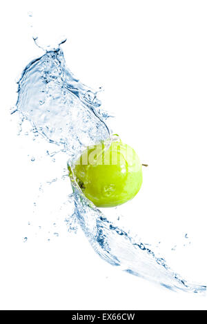 Pomme verte avec de l'eau splash, isolé sur fond blanc Banque D'Images