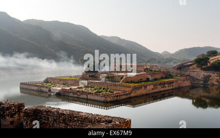 Kesar Kyari Bagh Palace Gardens dans le lac, Fort Amber, Amber Palace, Jaipur, Rajasthan, Inde Banque D'Images