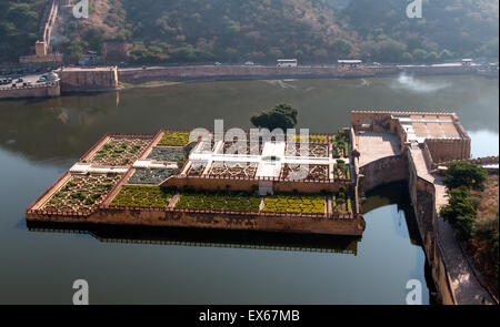 Kesar Kyari Bagh Palace Gardens dans le lac, Fort Amber, Amber Palace, Jaipur, Rajasthan, Inde Banque D'Images