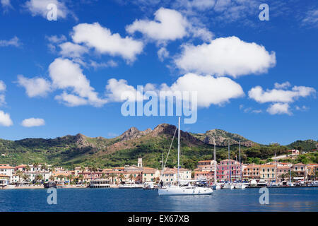 Port de Porto Azzurro, Elba, Livourne, Toscane, Italie Banque D'Images