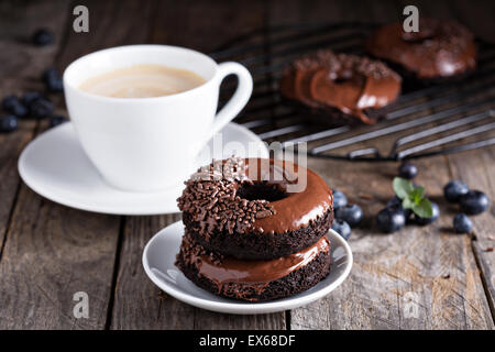 Sans gluten chocolat donuts avec café et bleuets Banque D'Images