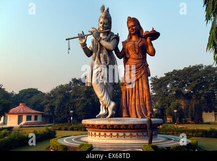 Le Seigneur Krishna et Radha statue, Shiv Murti Mandir au complexe de l'Aéroport International Indira Gandhi, New Delhi, Delhi, Inde Banque D'Images