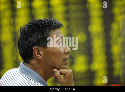 Beijing, Chine. 08 juillet, 2015. Un investisseur montres l'éclectique à une bourse en Huaibei, province de Anhui, Chine, le 8 juillet 2015. Le CSI300 index des plus grandes sociétés cotées à Shanghai et Shenzhen fermer en baisse de 6,8 pour cent, tandis que le Shanghai Composite a chuté de 5,9 pour cent. Credit : Panda Eye/Alamy Live News Banque D'Images