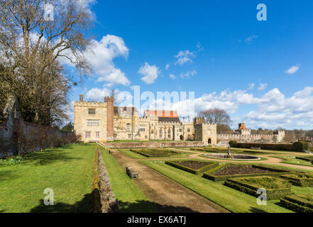 Penshurst Place, une maison de campagne du 14ème siècle, le siège de la famille de Sidney, Tonbridge, Kent, UK à la fin du printemps, un jour ensoleillé Banque D'Images