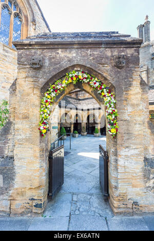 St John's Midsummer Garland, traditionnellement érigée sur Saint-Jean, St Johns, hospices, Sherborne Dorset, UK en été Banque D'Images