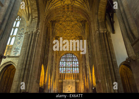 Nef, chœur et du vitrail, bel intérieur de l'abbaye de Sherborne, Sherborne, Dorset, UK dans la lumière de l'après-midi d'or Banque D'Images