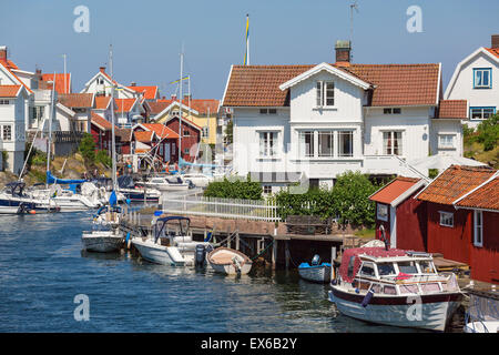 Maisons et canal à Grundsund sur la côte occidentale de la Suède Banque D'Images