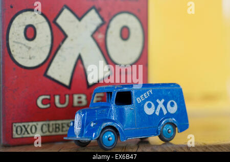 Dinky van Oxo Oxo avec fond d'étain. Banque D'Images