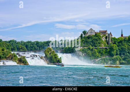 Les chutes du Rhin et le château de Lauffen, Schaffhausen, Suisse. Banque D'Images