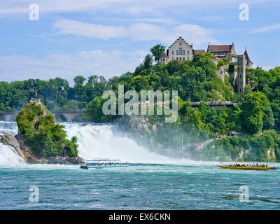 Les chutes du Rhin et le château de Lauffen, Schaffhausen, Suisse. Banque D'Images