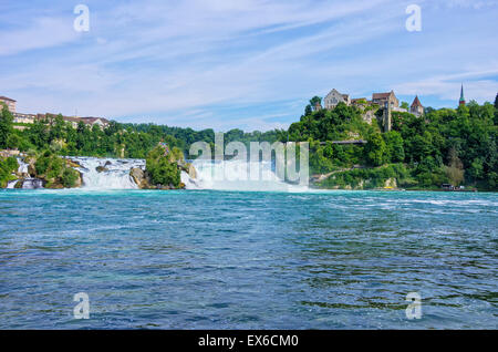 Les chutes du Rhin et le château de Lauffen, Schaffhausen, Suisse. Banque D'Images