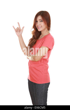 Femme en t-shirt avec part signer Je vous aime isolé sur fond blanc Banque D'Images