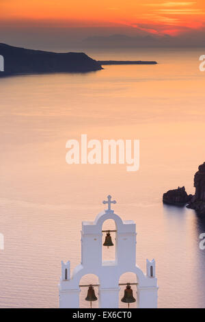 Aghioi Thodoroi église à Firostefani à Santorin, l'une des îles des Cyclades en mer Égée, Grèce. Banque D'Images