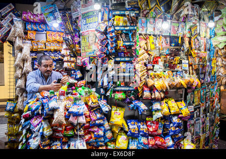 Appuyez sur kiosque, dans le Paseo Ahumada. Santiago. Le Chili. Banque D'Images