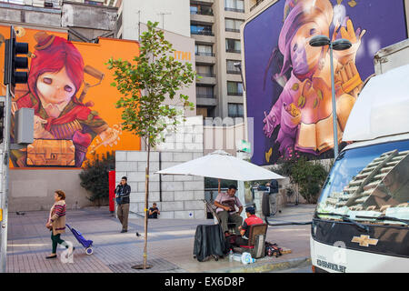 Scène de rue à Monjitas street, quartier de Bellas Artes, Santiago. Le Chili. Banque D'Images