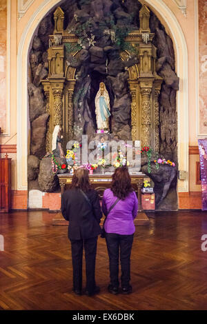 La prière, la Basilique de la Merced, l'intérieur, Santiago. Le Chili. Banque D'Images