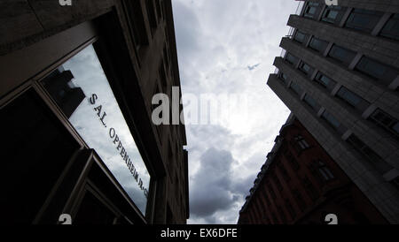 Cologne, Allemagne. 8 juillet, 2015. Vue de l'entrée de l'institut financier privé Sal. Oppenheim à Cologne, Allemagne, le 8 juillet 2015. Le jugement dans le Sal. Oppenheim trail va être rendu le 9 juillet 2015. Photo : Rolf Vennenbernd/dpa/Alamy Live News Banque D'Images