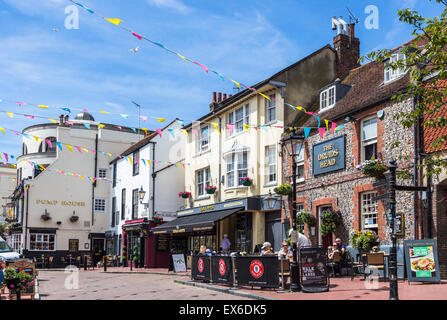 Dîner en plein air au Druids Head, avec le bâtiment des pompes, dans les ruelles, Brighton, East Sussex, Royaume-Uni sur une journée d'été ensoleillée Banque D'Images