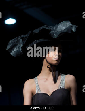 Hong Kong, Chine. 8 juillet, 2015. Un modèle présente une création lors de la 22e semaine de la mode de Hong Kong pour le Printemps/Été à Hong Kong, Chine du sud, le 8 juillet 2015. Crédit : Il Jingjia/Xinhua/Alamy Live News Banque D'Images