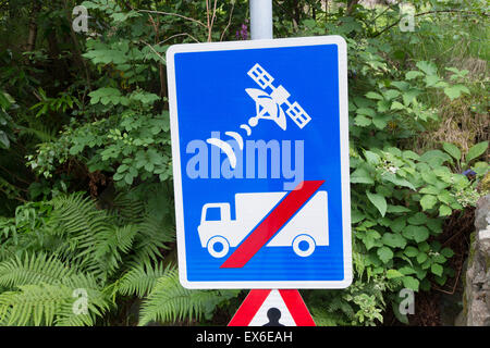 Avertissement signe d'ignorer les camions Directions SatNav, au nord du Pays de Galles. Banque D'Images