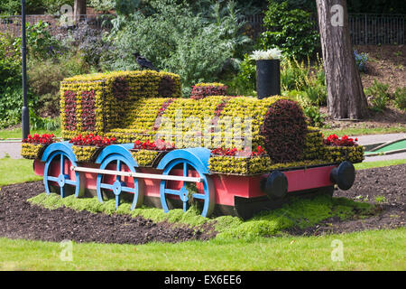 Topiaire en train à vapeur dans la région de Boscombe Chine Gardens, Boscombe Bournemouth, Dorset, en juin Banque D'Images