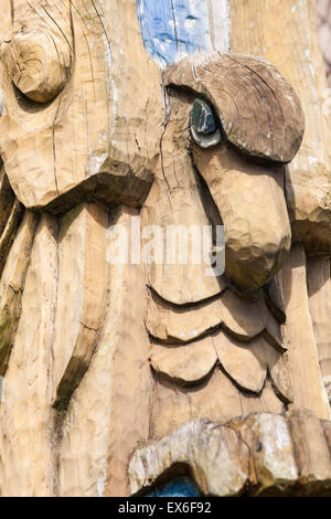 Détail de totem sculpté en bois dans les jardins Boscombe Chine, Boscombe, Bournemouth, Dorset, Royaume-Uni en juin Banque D'Images