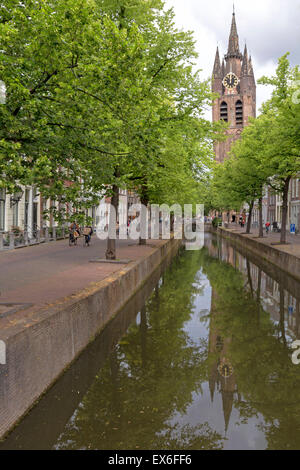 Vue sur la vieille église Oude Kerk ( ) à Delft, qui a un tour de fléchissement, datant de 1246, Hollande méridionale, Pays-Bas. Banque D'Images