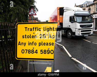 Inscrivez-vous à la recherche d'aide endommagée trouver feux volés dans les récents travaux sur la route principale à Melksham Wiltshire, UK Banque D'Images