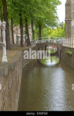 Réflexions le long du canal Oude Delft, dans le centre-ville historique de Delft, Hollande méridionale, Pays-Bas. Banque D'Images