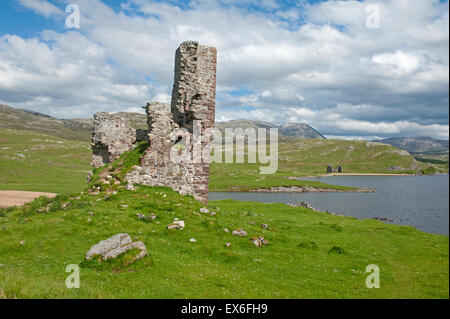 Les ruines de coquille d'Ardvreck Castle sur les rives du Loch Assynt, Sutherland. L'Écosse. 9915 SCO. Banque D'Images